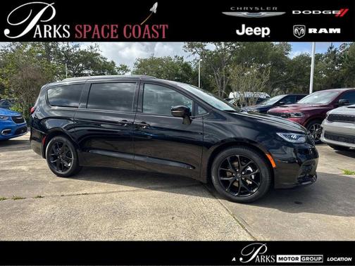 Diamond Black Crystal Pearlcoat 2026 Chrysler Pacifica L