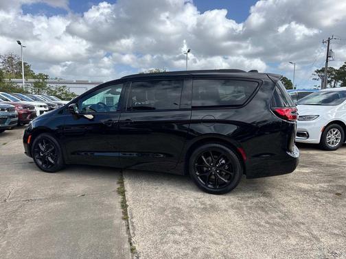 Diamond Black Crystal Pearlcoat 2026 Chrysler Pacifica L