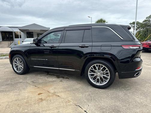 Diamond Black Crystal Pearlcoat 2023 Jeep Grand Cherokee Summit