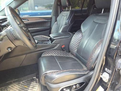 Diamond Black Crystal Pearlcoat 2023 Jeep Grand Cherokee Summit