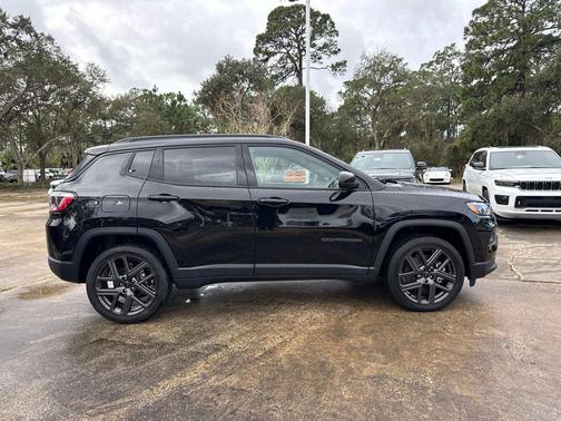 Diamond Black Crystal Pearlcoat 2026 Jeep Compass Latitude