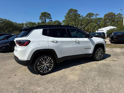 Bright White Clearcoat 2023 Jeep Compass Limited