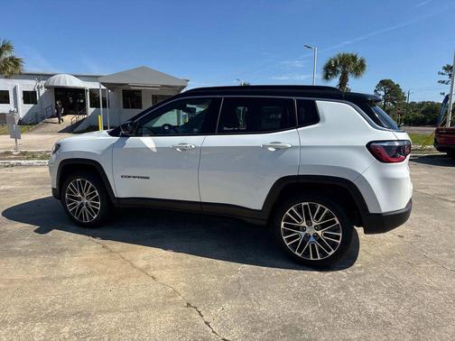 Bright White Clearcoat 2023 Jeep Compass Limited
