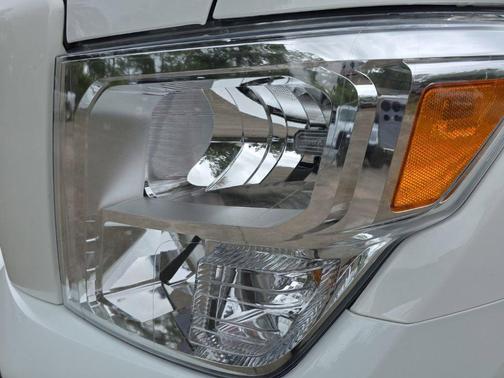 2023 Nissan Titan SV