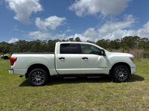 2023 Nissan Titan SV