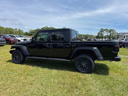 Black Clearcoat 2026 Jeep Gladiator 85th Anniversary Edition