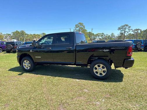 Diamond Black Crystal Pearlcoat 2026 RAM 2500 Big Horn Crew Cab 4x4 6'4' Box