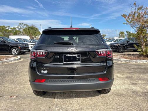 Diamond Black Crystal Pearlcoat 2026 Jeep Compass Latitude
