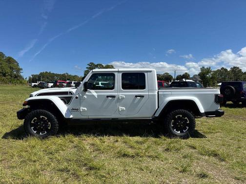 Bright White Clearcoat 2026 Jeep Gladiator Rubicon