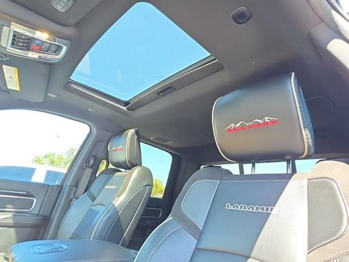 Diamond Black Crystal Pearlcoat 2022 RAM 2500 Laramie Crew Cab 4x4 6'4' Box