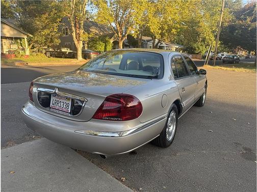 Champagne 2001 Lincoln Continental Sedan