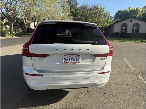 2022 Volvo XC60 B5 Momentum