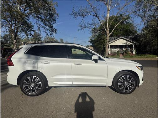 2022 Volvo XC60 B5 Momentum