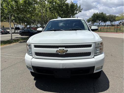 White 2009 Chevrolet Silverado 1500 LT Crew Cab