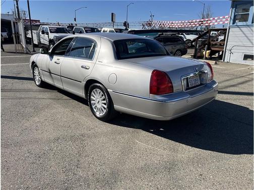 2005 Lincoln Town Car Signature