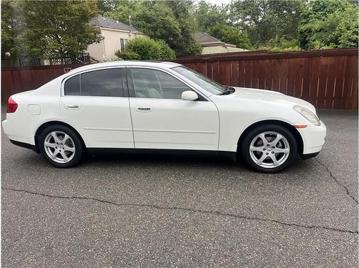 White 2004 INFINITI G35x Base