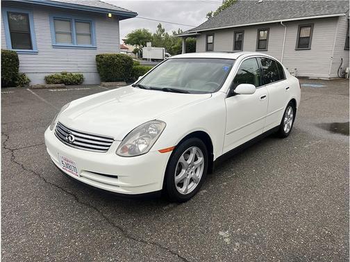 White 2004 INFINITI G35x Base