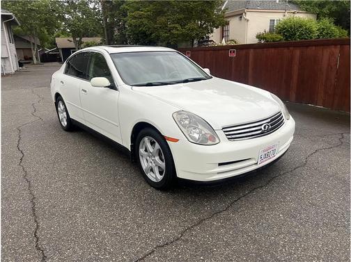 White 2004 INFINITI G35x Base