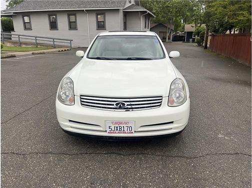 White 2004 INFINITI G35x Base