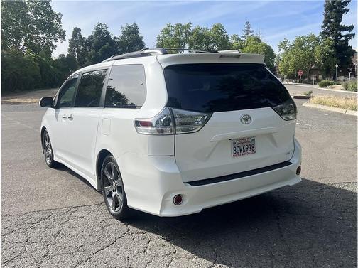 White 2015 Toyota Sienna SE Premium