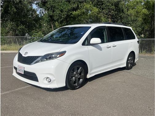 White 2015 Toyota Sienna SE Premium