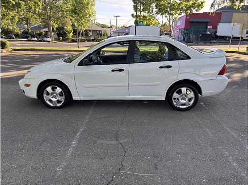 White 2005 Ford Focus ZX4 SES