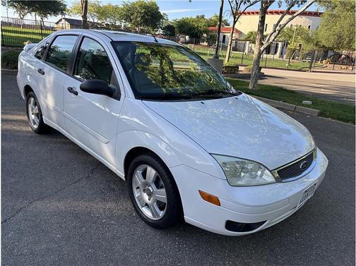 White 2005 Ford Focus ZX4 SES