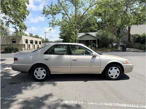 Gold 1998 Toyota Camry LE V6