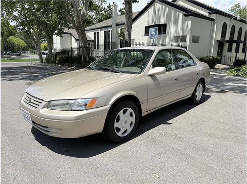 Gold 1998 Toyota Camry LE V6
