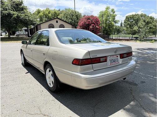 Gold 1998 Toyota Camry LE V6