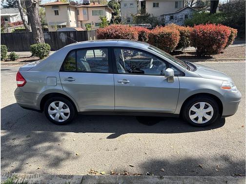 2011 Nissan Versa 1.8 S