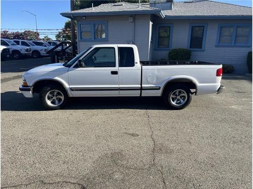2001 Chevrolet S-10 Base