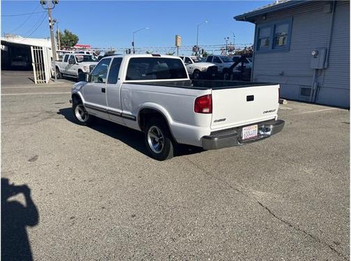 2001 Chevrolet S-10 Base