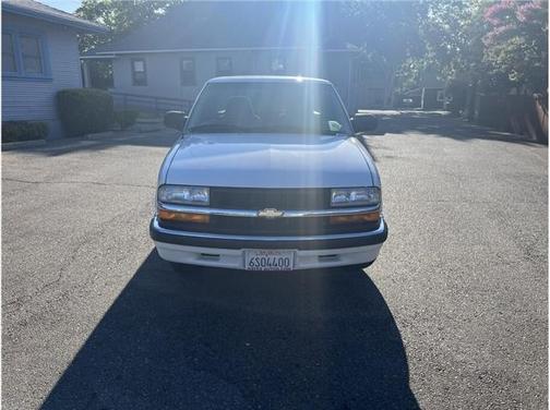 2001 Chevrolet S-10 Base