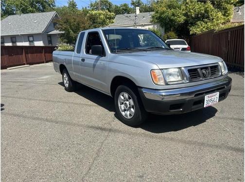 2000 Nissan Frontier XE
