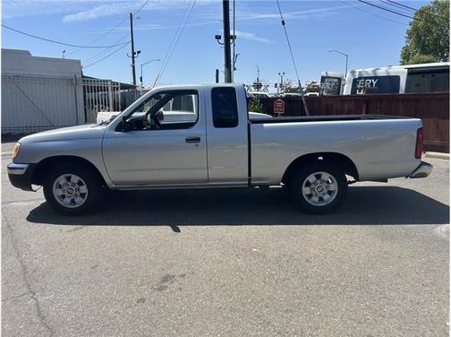 2000 Nissan Frontier XE