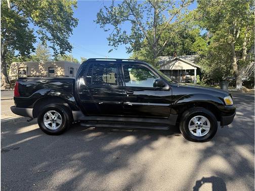 Black 2005 Ford Explorer Sport Trac XLT