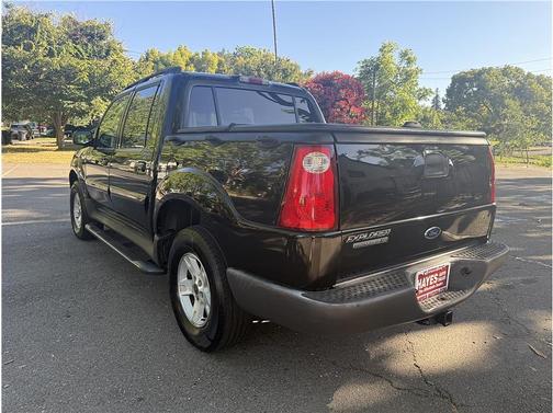Black 2005 Ford Explorer Sport Trac XLT