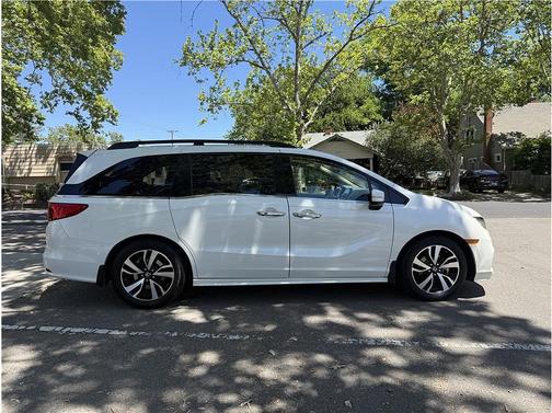 White 2018 Honda Odyssey Elite