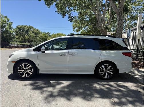 White 2018 Honda Odyssey Elite