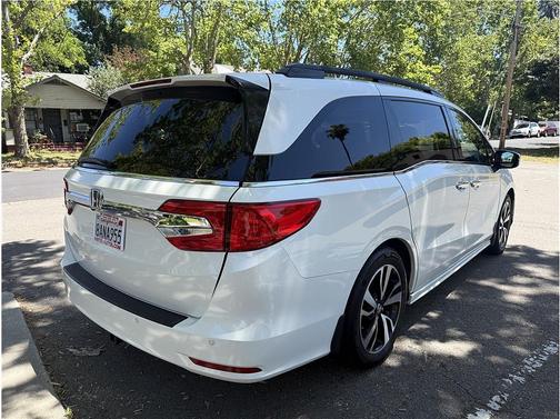 White 2018 Honda Odyssey Elite
