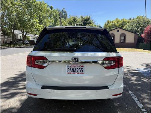 White 2018 Honda Odyssey Elite