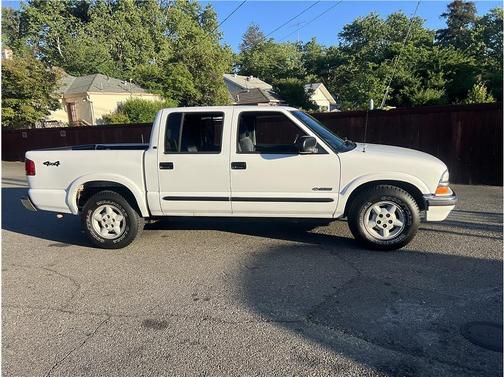 White 2001 Chevrolet S-10 Base