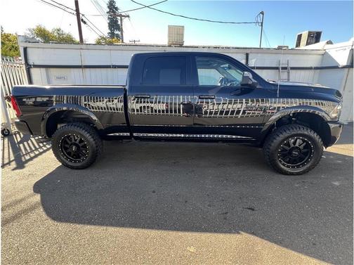 2017 RAM 2500 Laramie Crew Cab 4x4 6'4' Box
