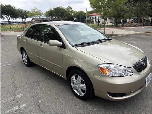 Gold 2005 Toyota Corolla LE