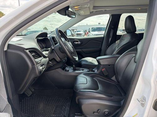 Bright White Clearcoat 2019 Jeep Cherokee Trailhawk