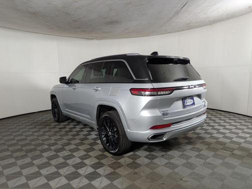 2022 Jeep Grand Cherokee Summit