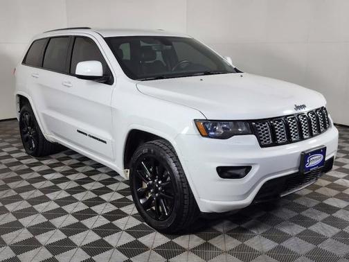 Photo 3 of 36 of 2019 Jeep Grand Cherokee Altitude