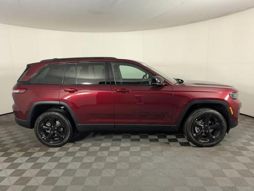2025 Jeep Grand Cherokee Laredo