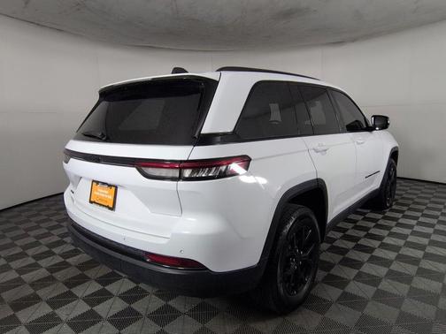 Bright White Clearcoat 2025 Jeep Grand Cherokee Laredo